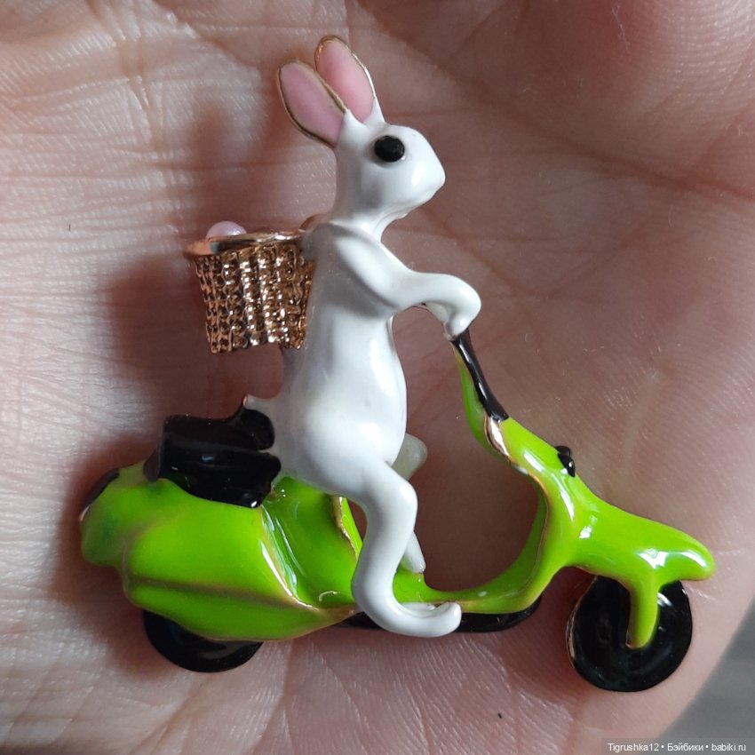 Брошь зайчик на мопеде — Украшения и очки для кукол (фото 2)