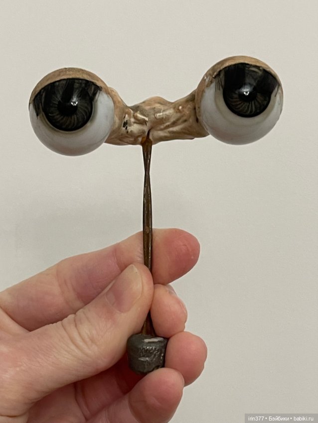 Большие антикварные глаза на рокере
