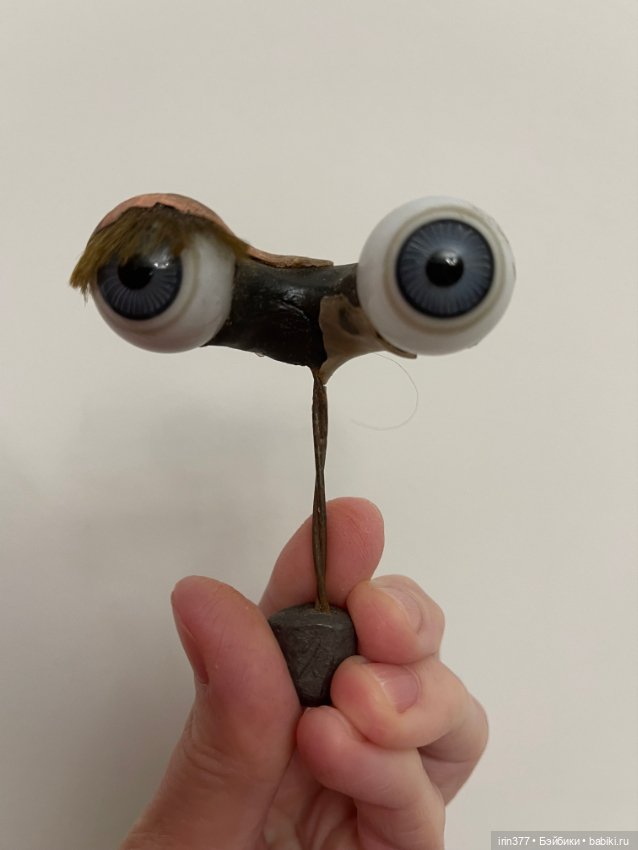 Большие антикварные глаза на рокере