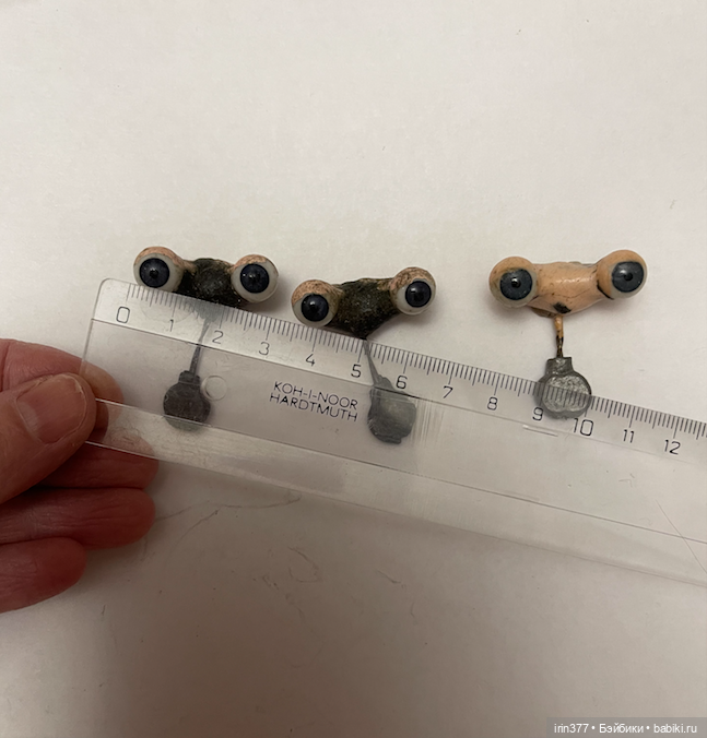 Маленькие стеклянные глазки на рокере для антикварной куклы (фото 4)