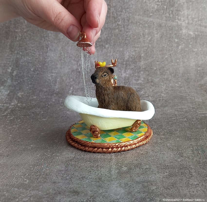 Миниатюрная капибара в ванной (фото 6)