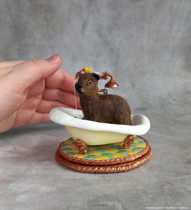 Миниатюрная капибара в ванной (фото 7)