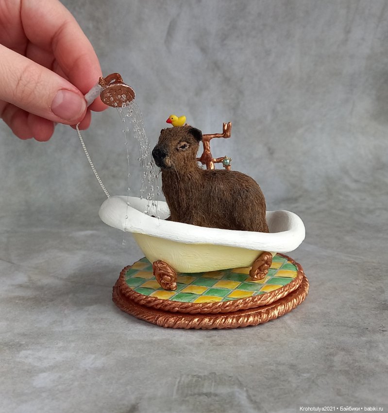 Миниатюрная капибара в ванной (фото 2)