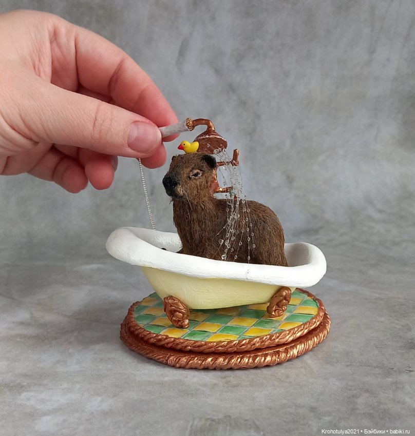 Миниатюрная капибара в ванной