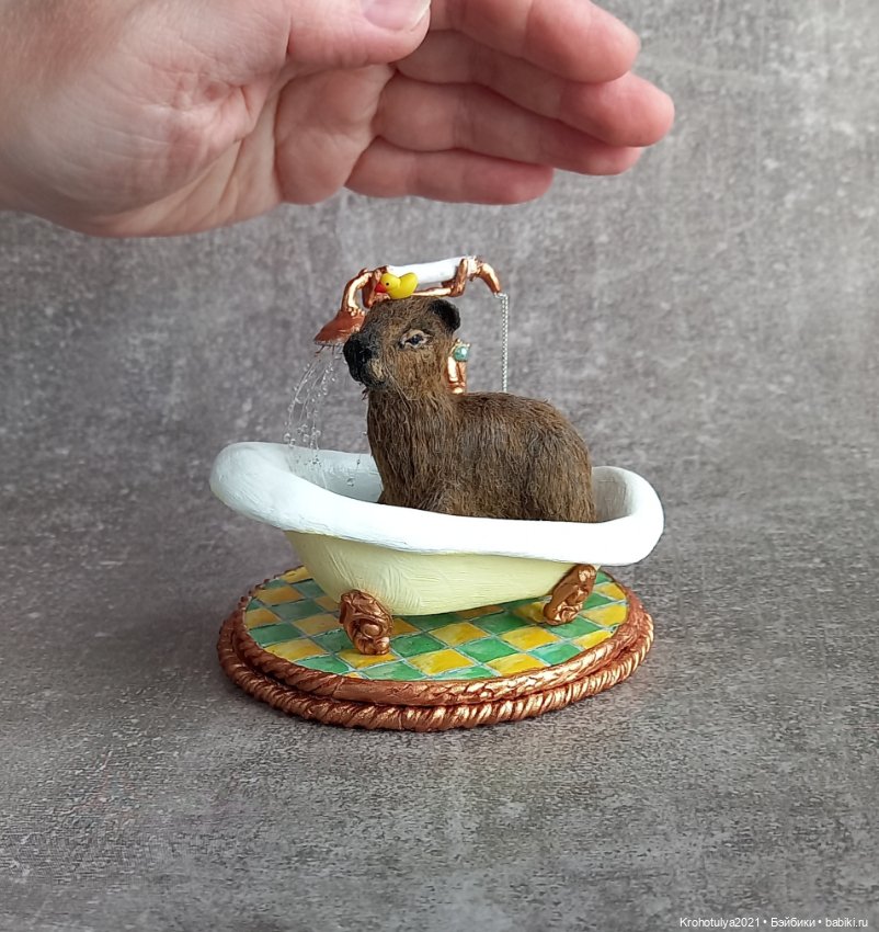 Миниатюрная капибара в ванной (фото 5)