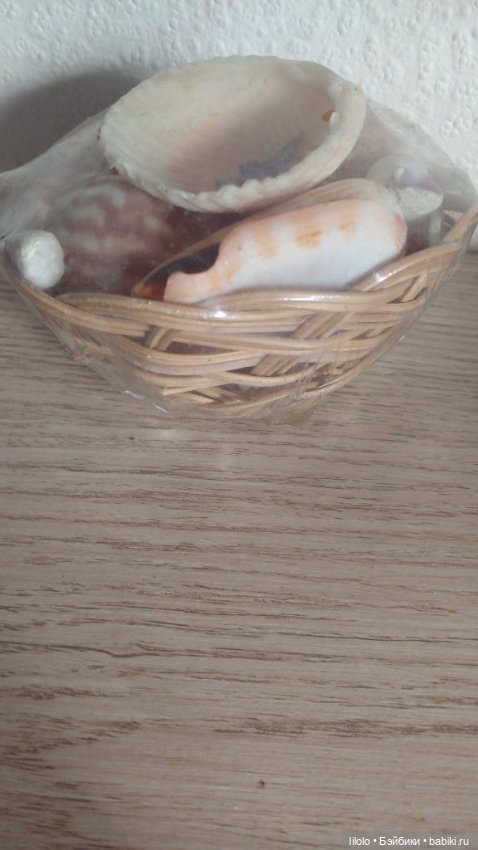 Корзина с ракушками для кукольного интерьера