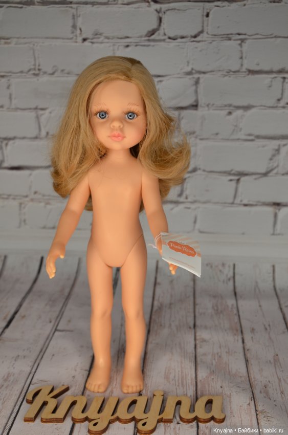 Карла с волнистыми волосами от Паола Рейна, без трусиков (фото 3)