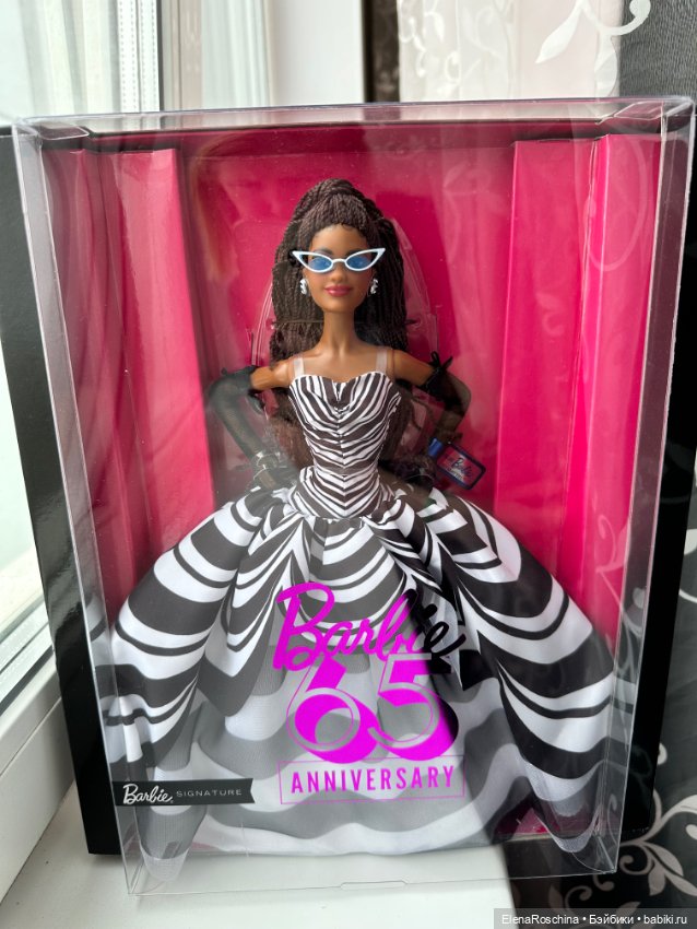 Коллекционная кукла Barbie Signature 65th мулатка (фото 2)