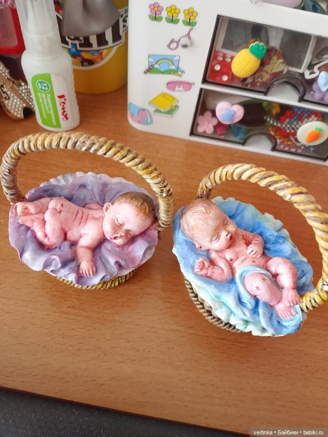 Фигурка младенец в корзинке