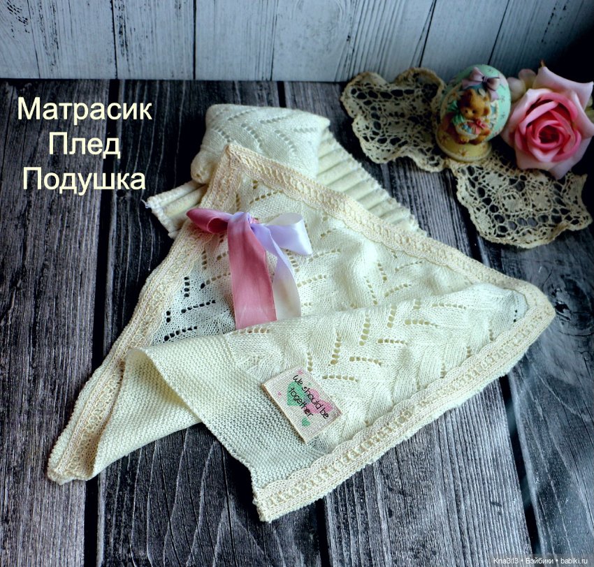 Винтажная фарфоровая куколка в корзине с большим набором одежды (фото 8)