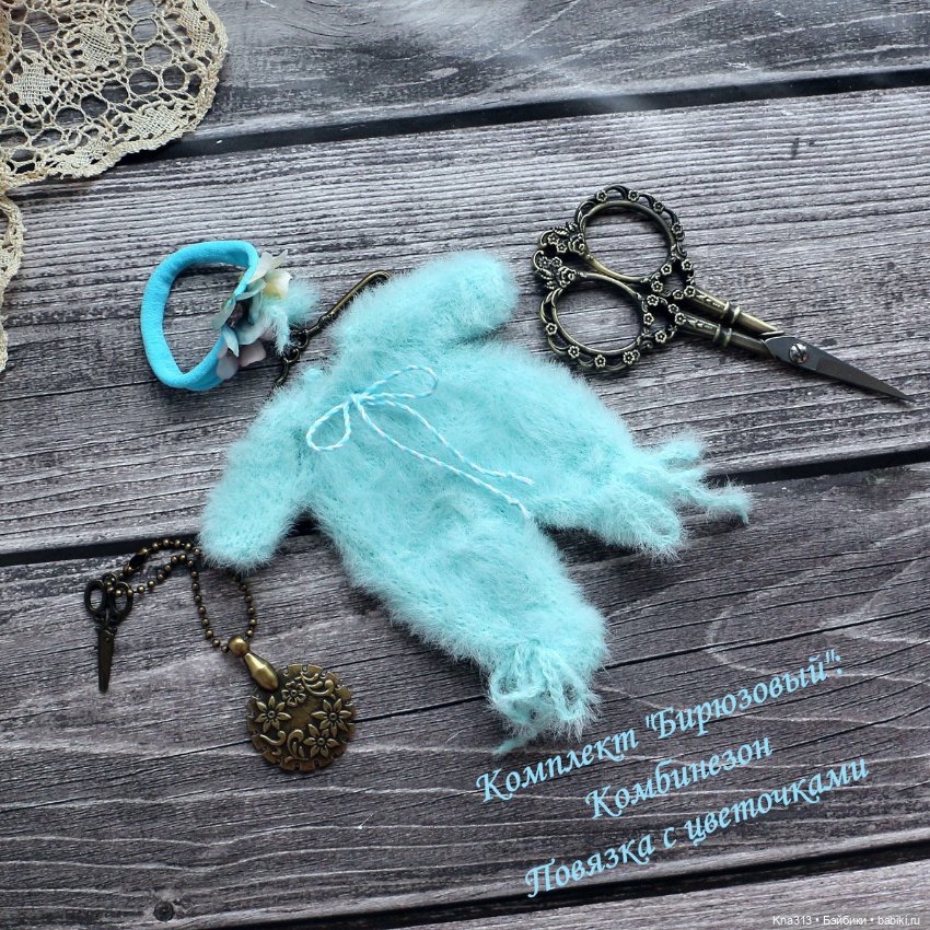 Винтажная фарфоровая куколка в корзине с большим набором одежды (фото 4)