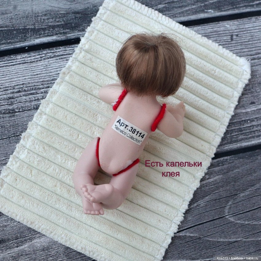 Винтажная фарфоровая куколка в корзине с большим набором одежды