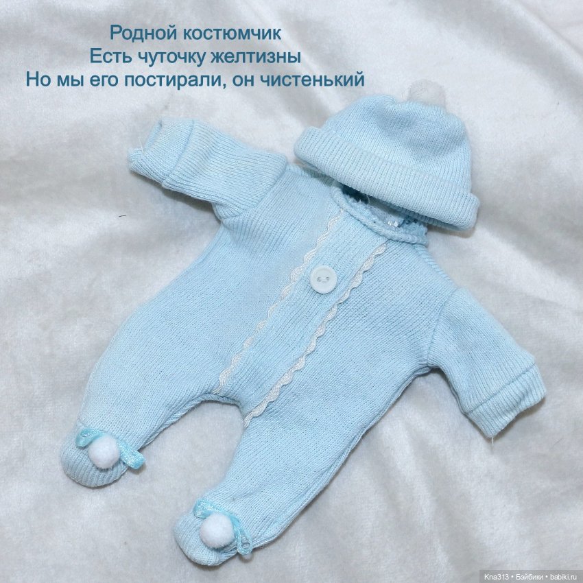 Винтажная фарфоровая куколка в корзине с большим набором одежды (фото 9)