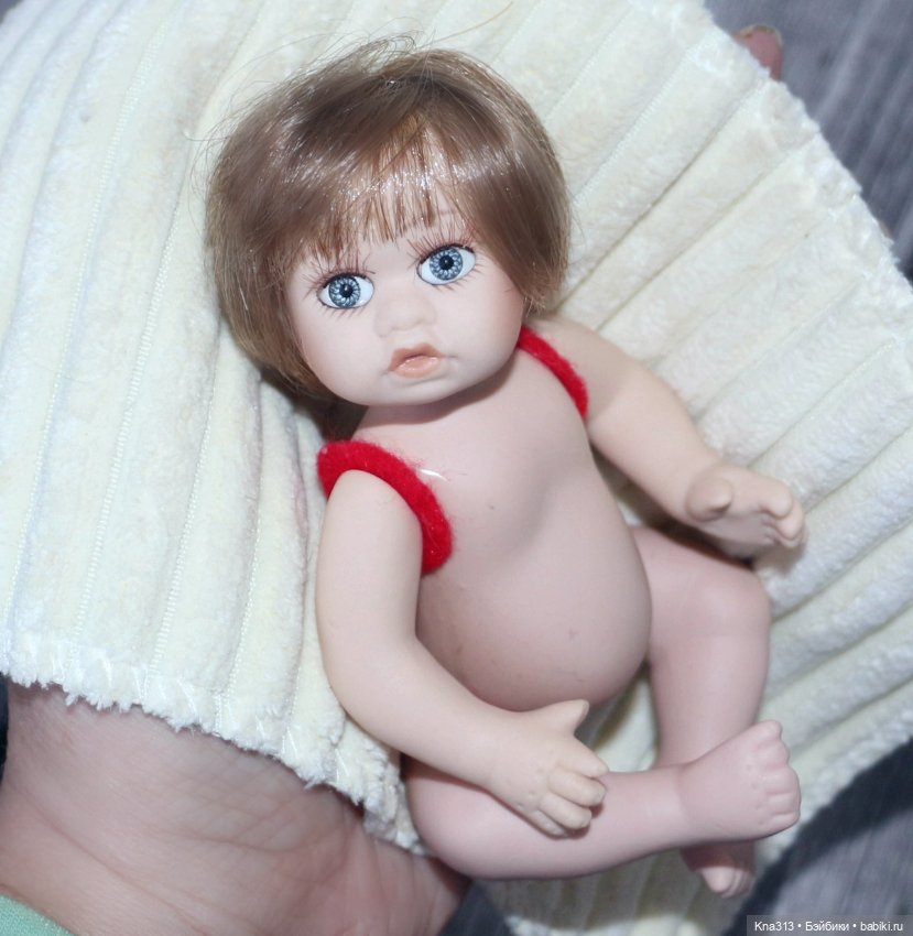 Винтажная фарфоровая куколка в корзине с большим набором одежды (фото 2)