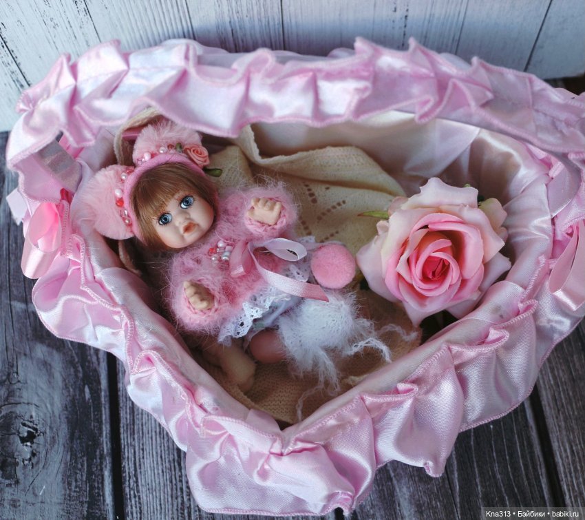 Винтажная фарфоровая куколка в корзине с большим набором одежды