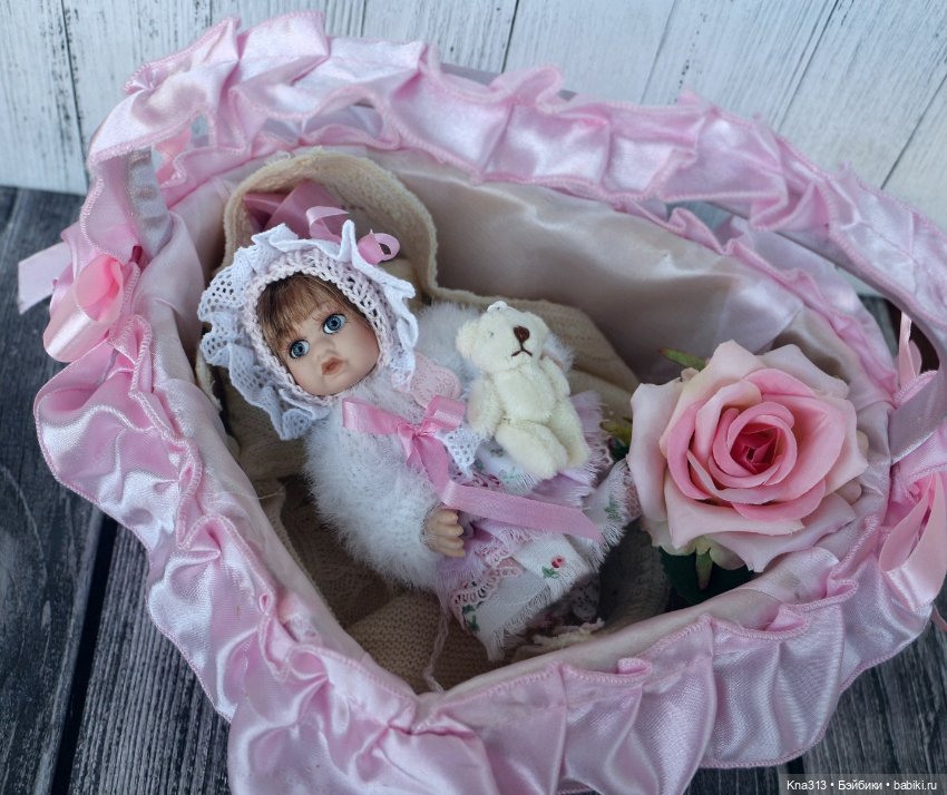 Винтажная фарфоровая куколка в корзине с большим набором одежды