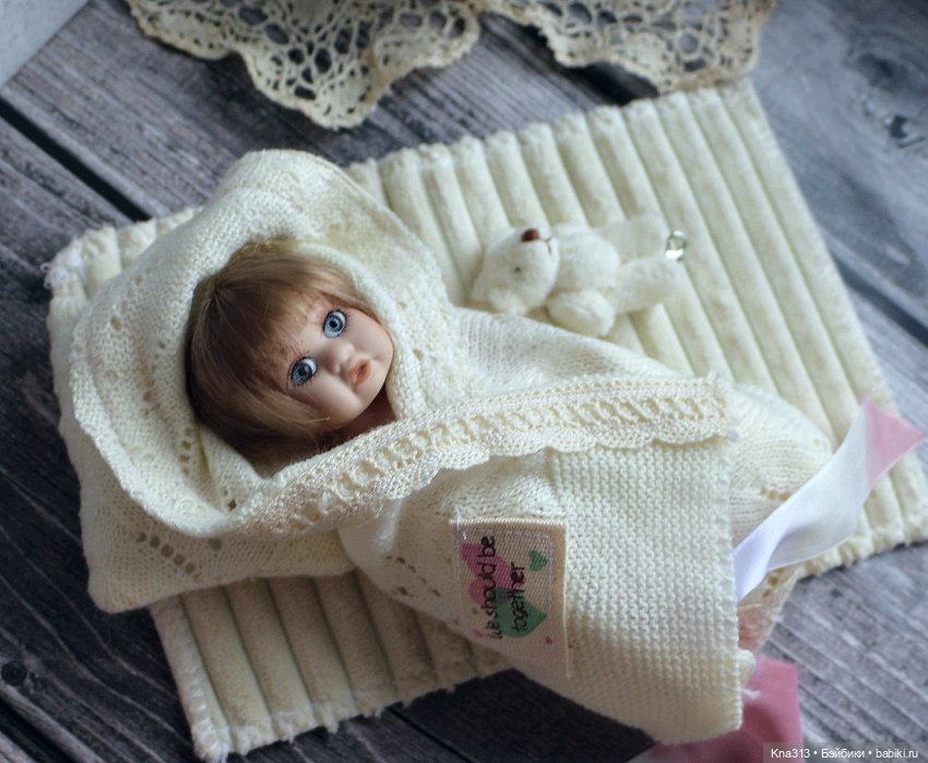 Винтажная фарфоровая куколка в корзине с большим набором одежды