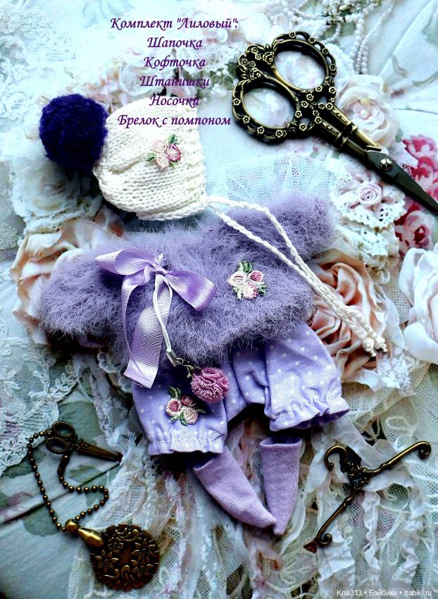 Винтажная фарфоровая куколка в корзине с большим набором одежды (фото 3)