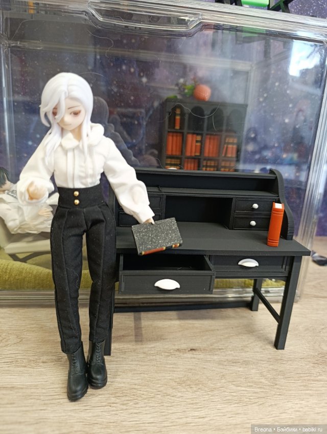 Письменный стол 1:8 — Кукольная мебель