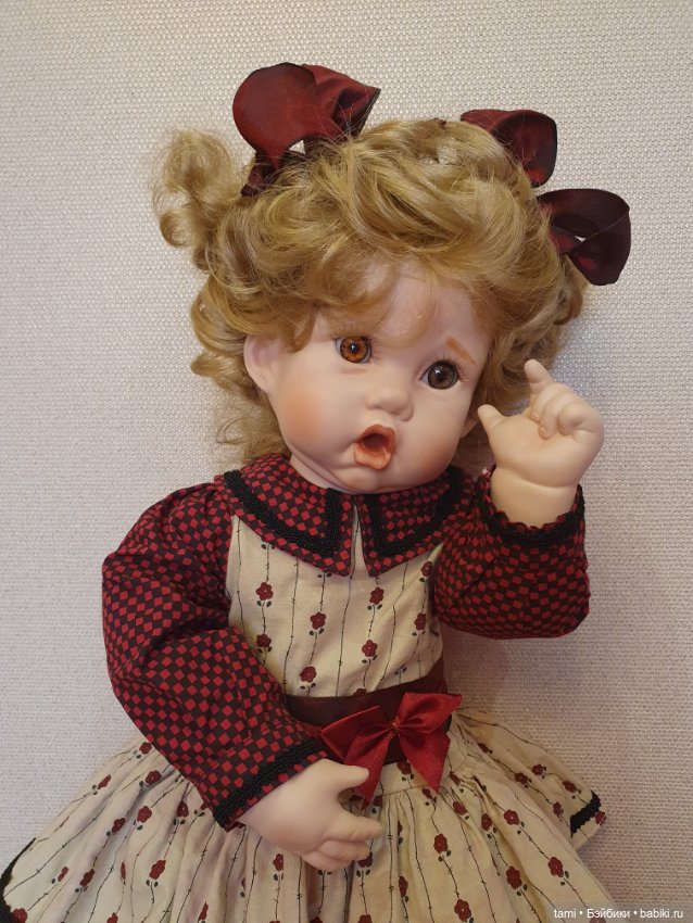 Любопытная Пенни с мишкой