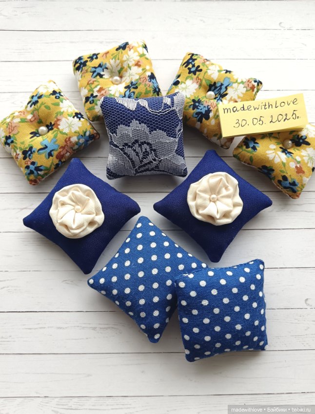 Декоративные миниатюрные подушки для кукольного домика (фото 3)