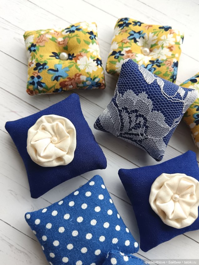 Декоративные миниатюрные подушки для кукольного домика (фото 2)