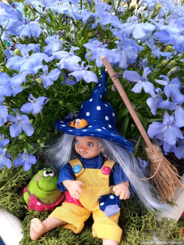 Маленькая ведьмочка с лягухой