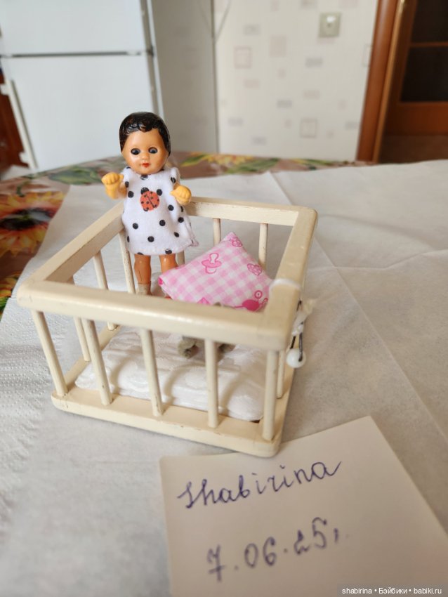 Маленькая куколка в манеже