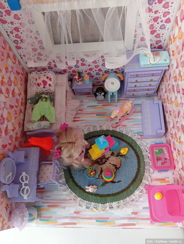 Комната с мебелью для шарнирной малышки