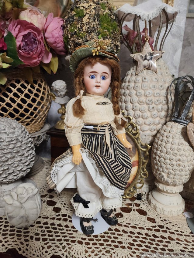 Ранняя антикварная куколка Сонненберг кабинетного размера