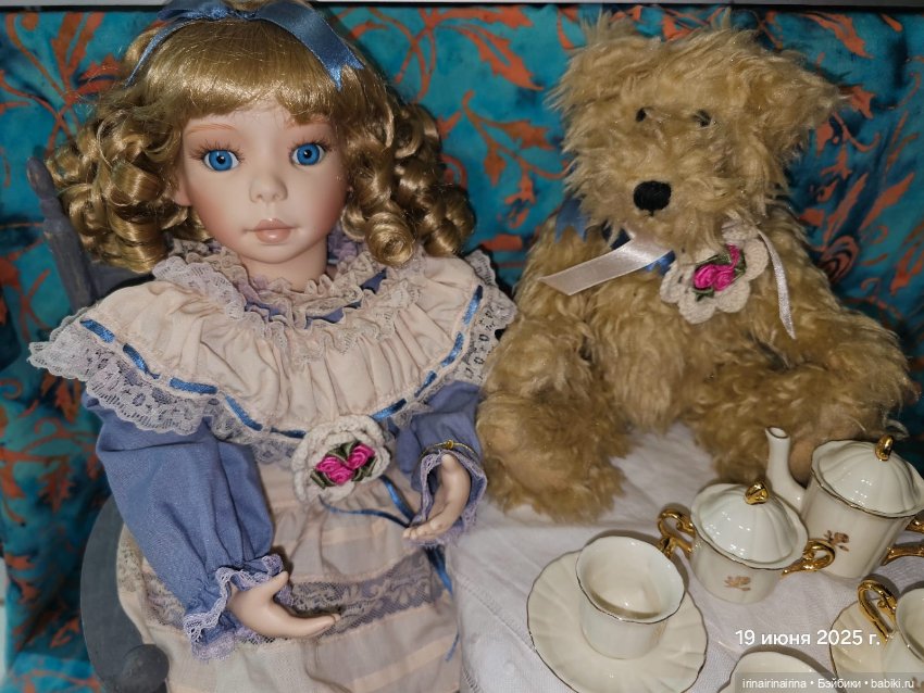 Фарфоровая кукла и чаепитие
