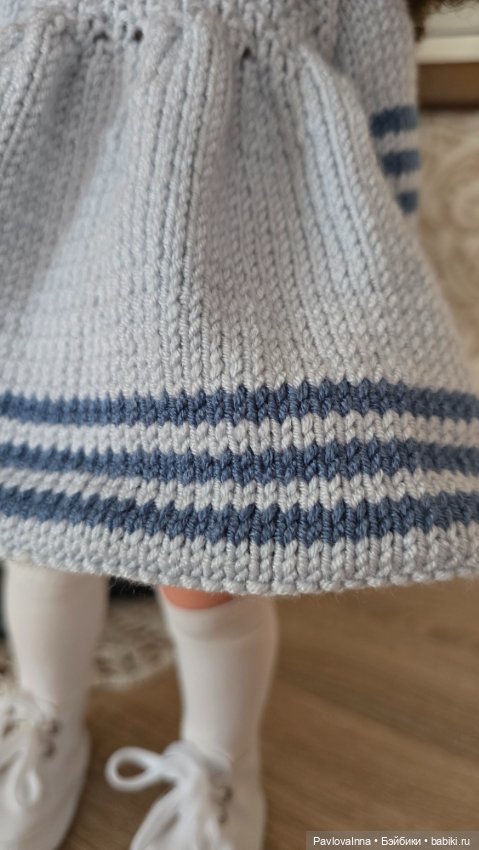 Классные вязаные платьица для кукол ростом до 50 см (фото 5)