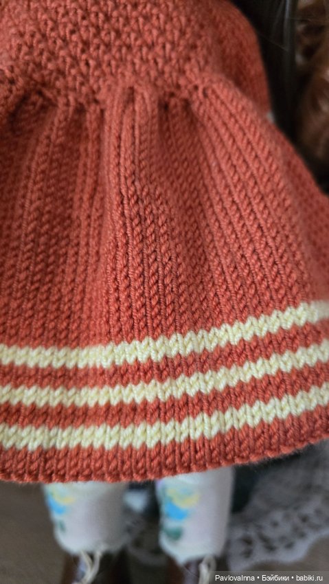 Классные вязаные платьица для кукол ростом до 50 см (фото 8)