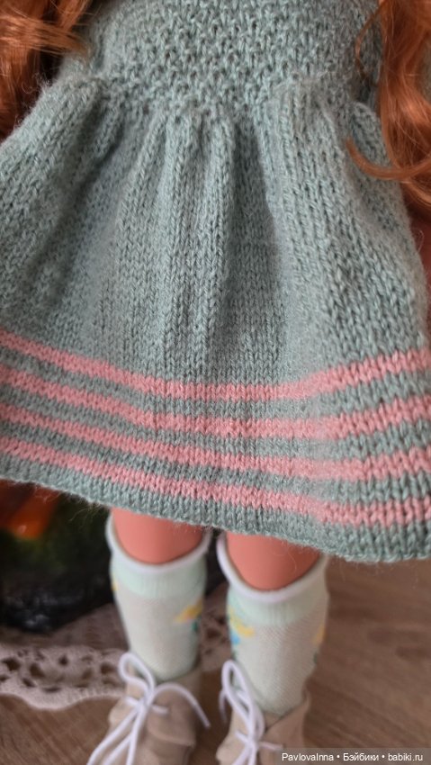 Классные вязаные платьица для кукол ростом до 50 см (фото 9)