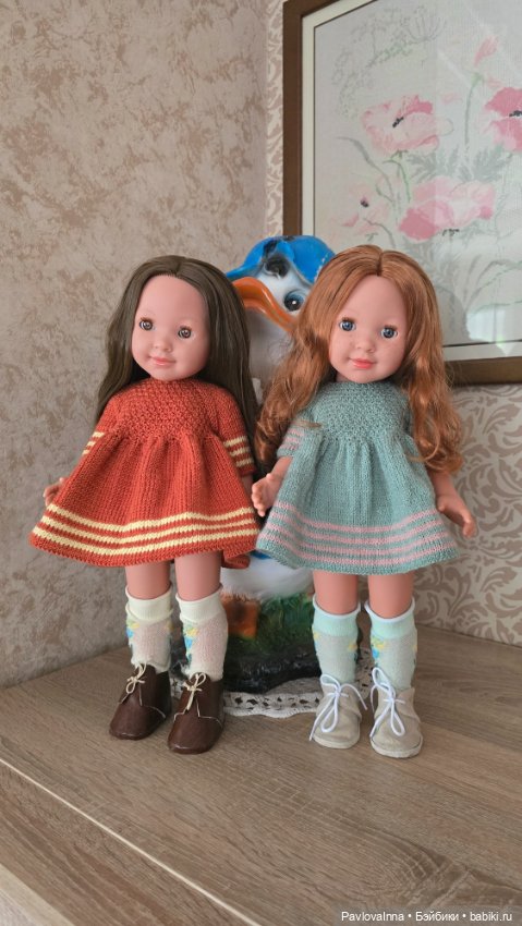 Классные вязаные платьица для кукол ростом до 50 см (фото 2)