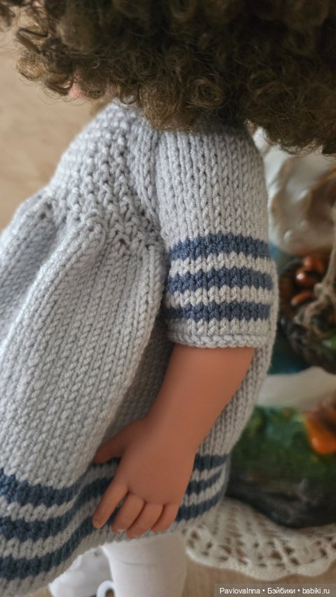 Классные вязаные платьица для кукол ростом до 50 см (фото 6)