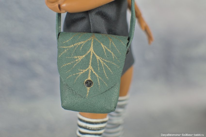 Зеленая сумка с золотым рисунком (фото 4)