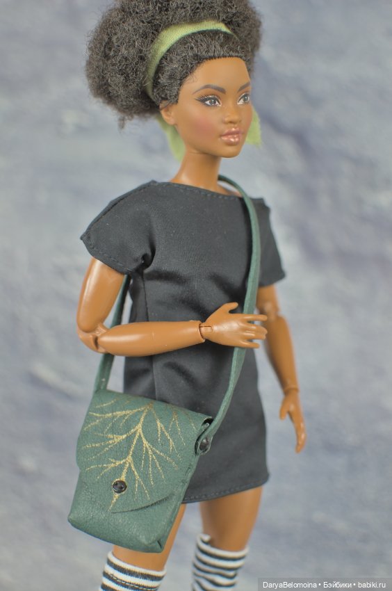 Зеленая сумка с золотым рисунком