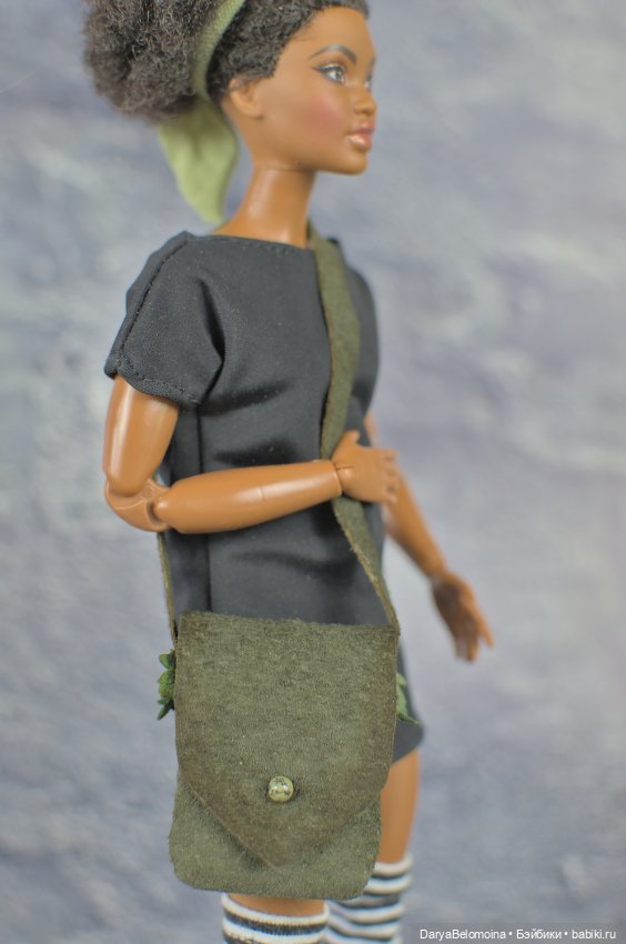 Замшевая сумочка цвета хаки