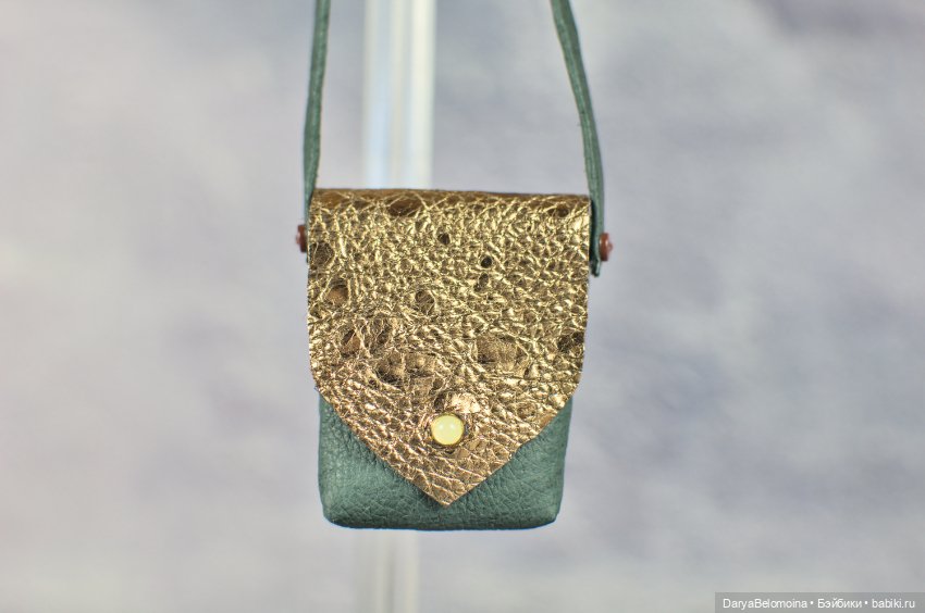 Сумочка с золотым клапаном (фото 6)