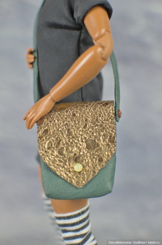 Сумочка с золотым клапаном
