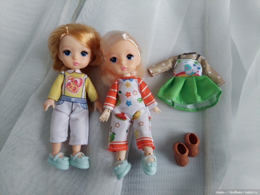 Лот две маленькие куколки с одеждой и обувью