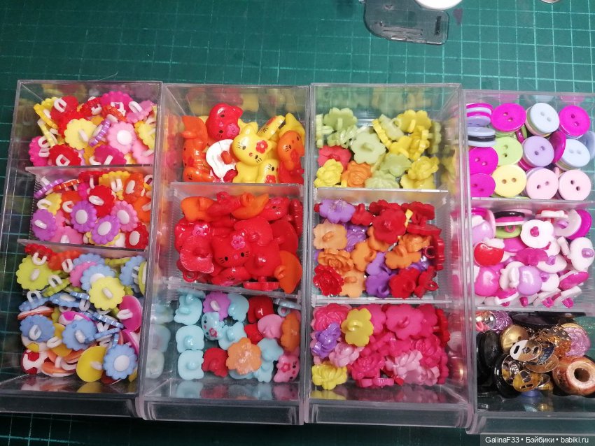 Много пуговиц для кукольных платьев