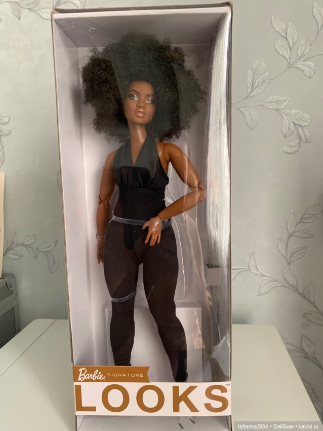 Barbie SIGNATURE LOOKS — Игровые куклы