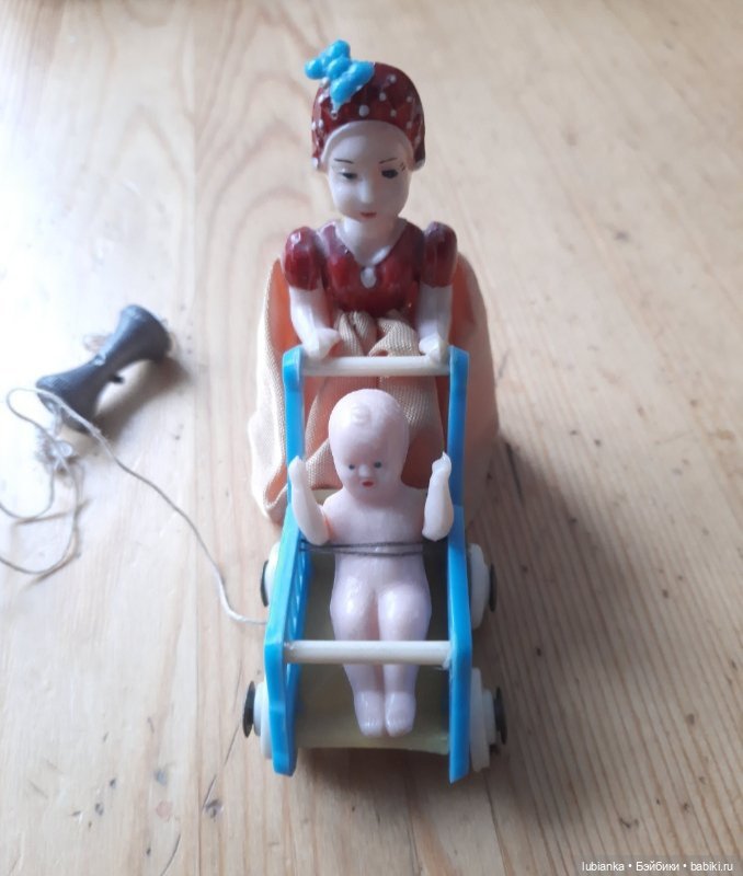 Дама с коляской — Антикварные игрушки (фото 2)
