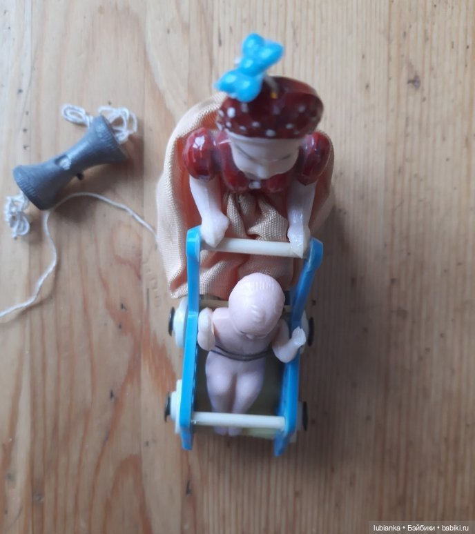 Дама с коляской — Антикварные игрушки