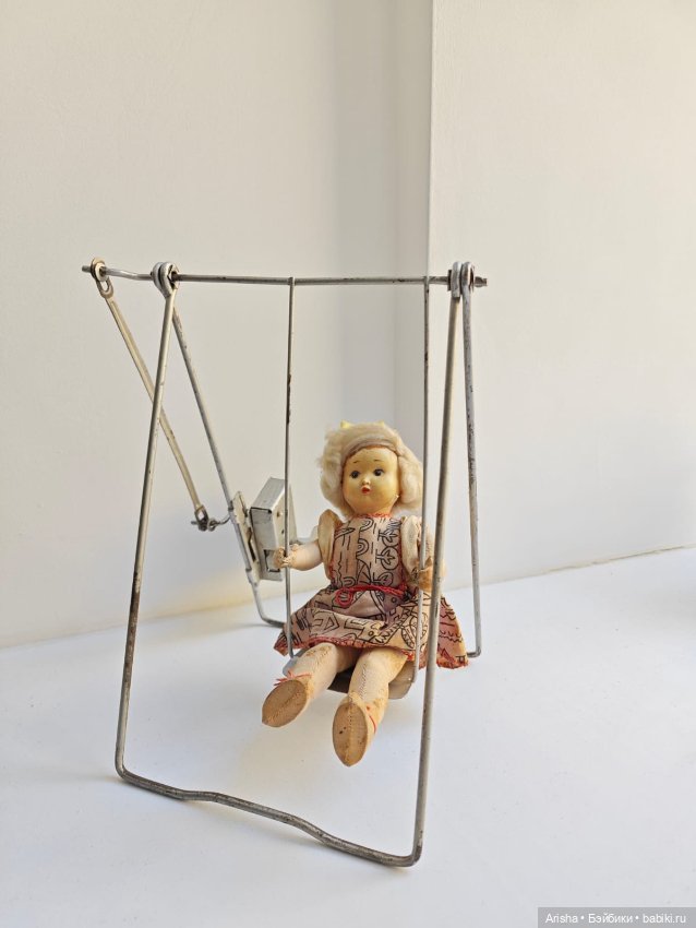 Куколка на механических качелях (фото 2)