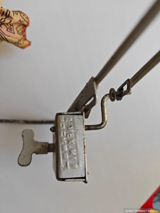 Куколка на механических качелях (фото 6)