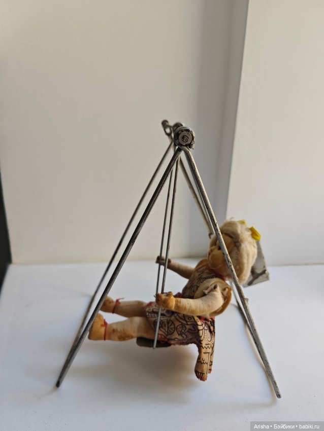 Куколка на механических качелях (фото 8)