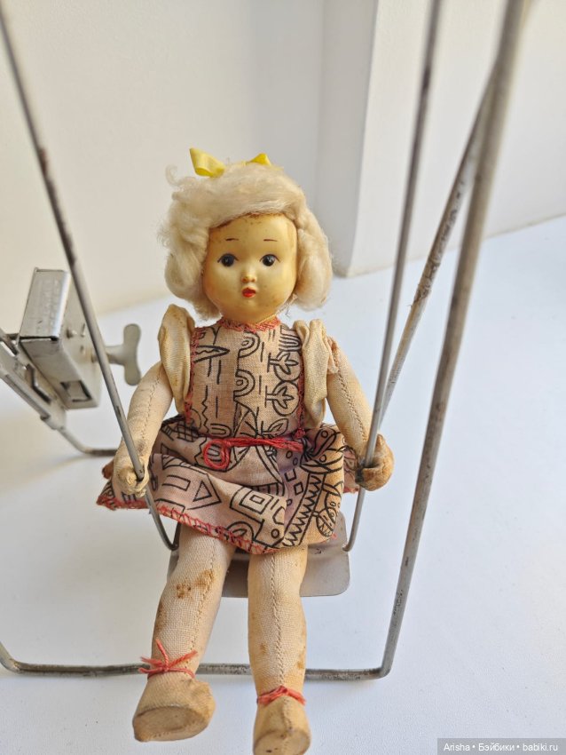 Куколка на механических качелях (фото 4)